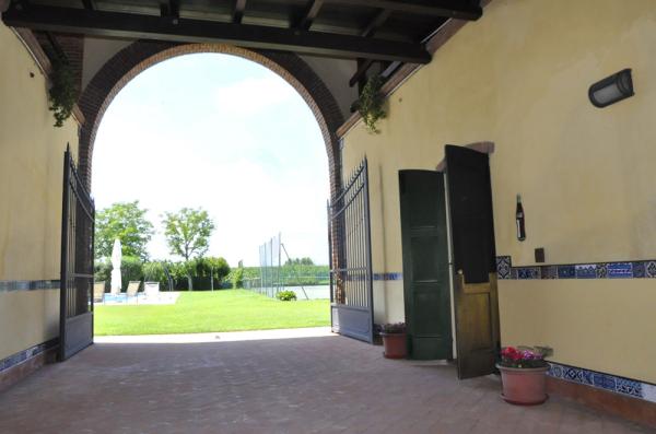 The entrance and the garden